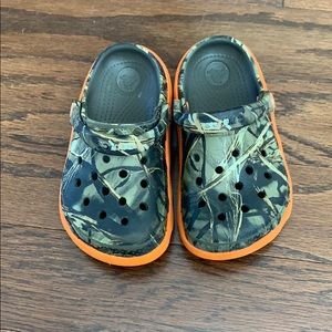 Gently used Crocs Toddler boys sz 8/9